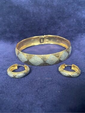 VTG 10K Gold Two-Tone Set: Textured Diamond-Cut Bangle & Hoop Earrings (7.40g)